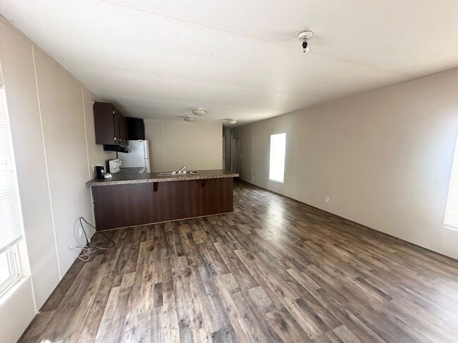 2001 W Loop 304 in Crockett, TX - Building Photo - Building Photo