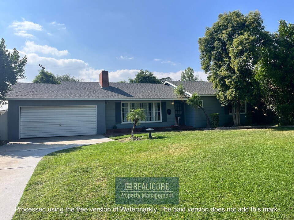 3220 Parkside Dr in San Bernardino, CA - Building Photo