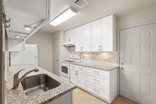 10834 Lynbrook Dr in Houston, TX - Building Photo - Building Photo