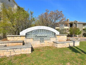 2320 Gracy Farms Ln in Austin, TX - Foto de edificio - Building Photo