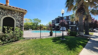 8434 Walerga Rd in Antelope, CA - Foto de edificio - Building Photo