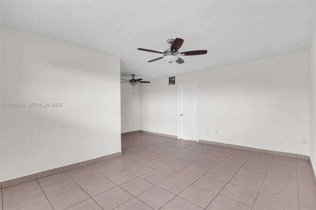 1154 W 35th St in Hialeah, FL - Foto de edificio - Building Photo