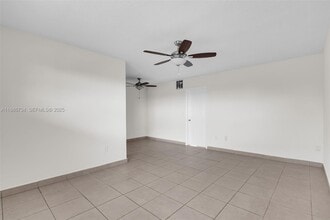 1154 W 35th St in Hialeah, FL - Foto de edificio - Building Photo