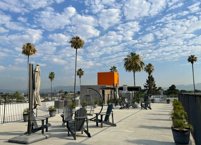 16030 Sherman Way in Los Angeles, CA - Building Photo - Building Photo