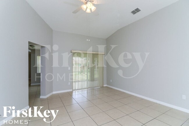 9041 Irving Rd in Ft. Myers, FL - Foto de edificio - Building Photo