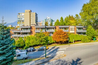 Landmark Grand in Vancouver, BC - Building Photo - Building Photo