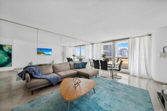 1717 N Bayshore Dr in Miami, FL - Building Photo - Building Photo