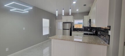 1006 North Blair Avenue-Unit -2 in Edinburg, TX - Building Photo - Building Photo