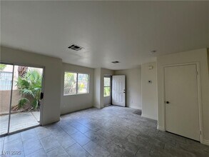 5586 Lago Ct in Las Vegas, NV - Building Photo - Building Photo