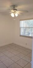 426 Lakeside Dr in Margate, FL - Building Photo - Building Photo