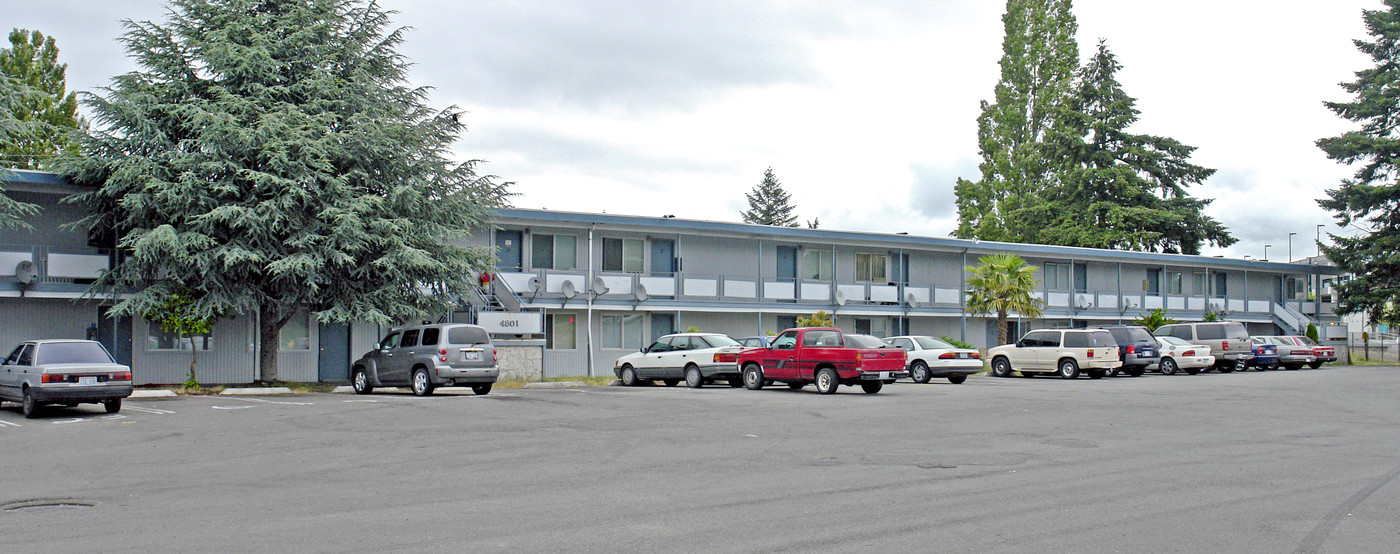 Twin Oaks Apartments in Lakewood, WA - Building Photo