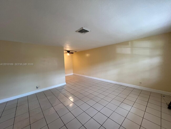 5411 NW 22nd St in Lauderhill, FL - Building Photo - Building Photo