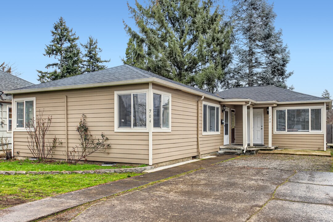 704 NE 60th Ave in Portland, OR - Building Photo
