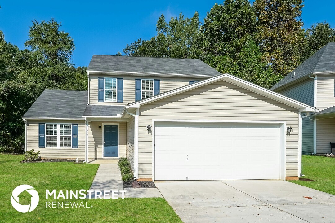 2049 Chapel Park Ln in Greensboro, NC - Building Photo