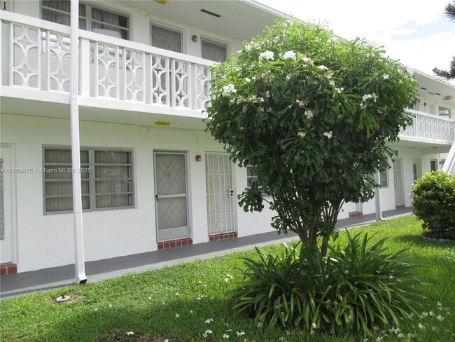 51 NE 204th St in Miami, FL - Building Photo - Building Photo