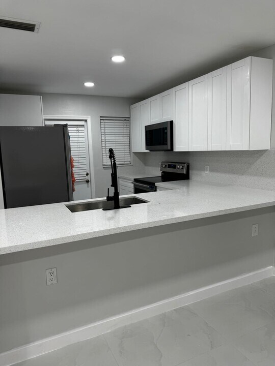 2461 SW 82nd Ave, Unit Arrowheadh in Davie, FL - Foto de edificio