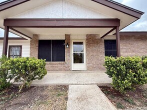 2002 Cassandra St, Unit TS203 in San Antonio, TX - Building Photo - Building Photo