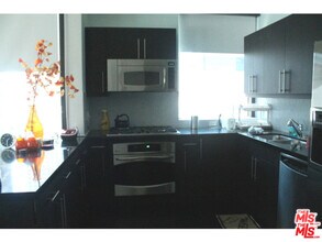 655S S Hope St in Los Angeles, CA - Building Photo - Building Photo