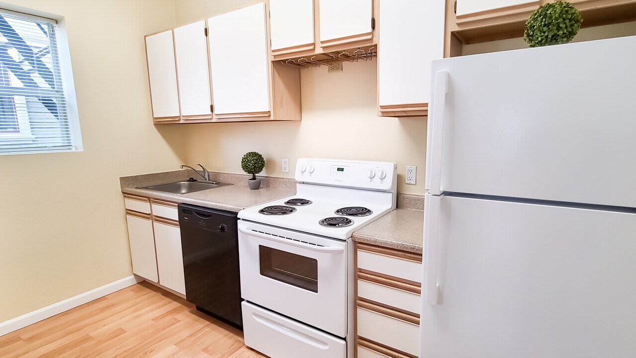 Everett Apartments in Portland, OR - Building Photo