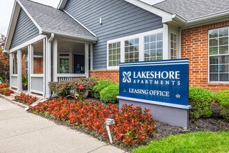 Lakeshore Apartments in Indianapolis, IN - Foto de edificio - Building Photo