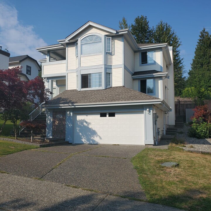 2911 Cliffrose Cres in Coquitlam, BC - Building Photo