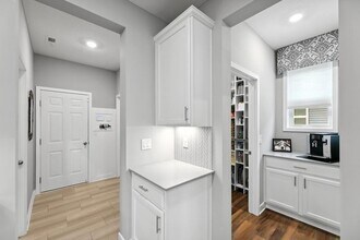 9337 Bridle Way in Victoria, MN - Foto de edificio - Building Photo