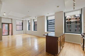 208 W Washington St in Chicago, IL - Foto de edificio - Building Photo