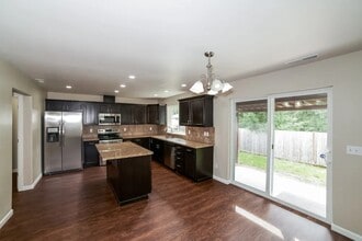 9832 198th St E in Graham, WA - Foto de edificio - Building Photo