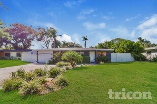 348 Barbara Cir in Belleair, FL - Building Photo