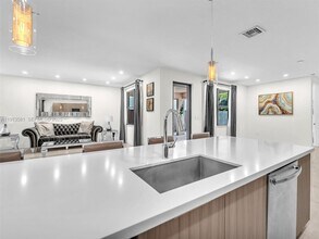 10250 NW 76th Terrace in Doral, FL - Building Photo - Building Photo