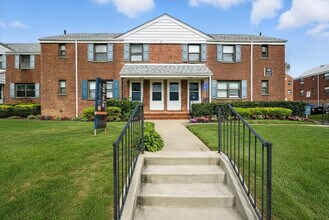 The Crossings at Maywood Apartments in Maywood, NJ - Foto de edificio - Building Photo