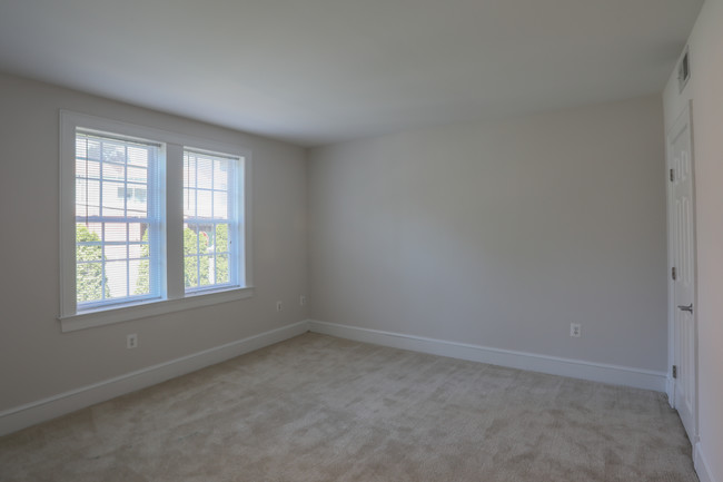 Colonial Village Apartments in Arlington, VA - Building Photo - Interior Photo