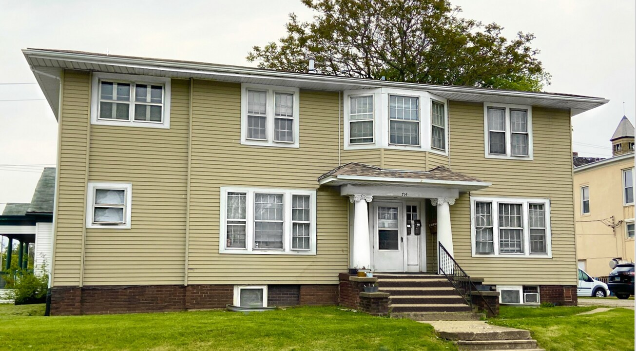 714 Madison Ave in Charleston, IL - Building Photo