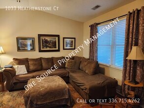 1033 Heatherstone Ct in Winston-Salem, NC - Foto de edificio - Building Photo
