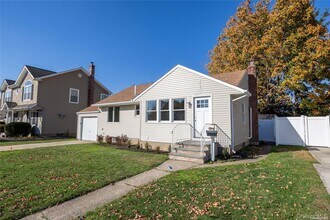 24 Woodbine Dr S in Hicksville, NY - Foto de edificio - Building Photo