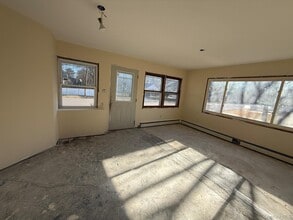 24 Poplar Pl in Bay Shore, NY - Foto de edificio - Building Photo