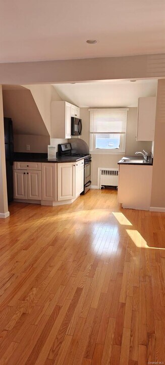 28 High St in Glen Cove, NY - Building Photo