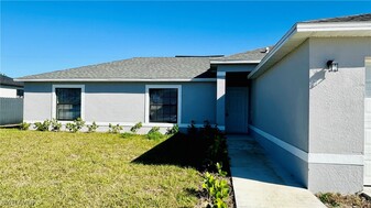 1105 NE 6th Pl in Cape Coral, FL - Foto de edificio - Building Photo