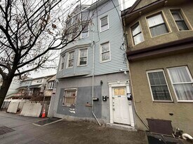 165 Danforth Ave in Jersey City, NJ - Building Photo