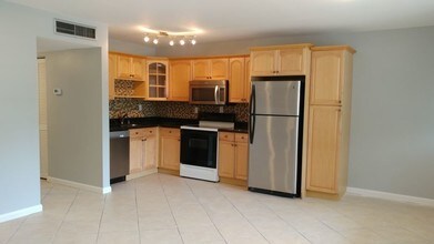 4051 NE 13th Ave-Unit -72 in Oakland Park, FL - Building Photo - Building Photo