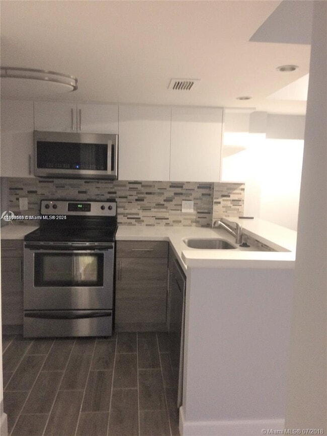 10749 Cleary Blvd in Plantation, FL - Foto de edificio - Building Photo