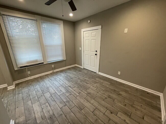 204 E Dewey Pl in San Antonio, TX - Building Photo - Building Photo