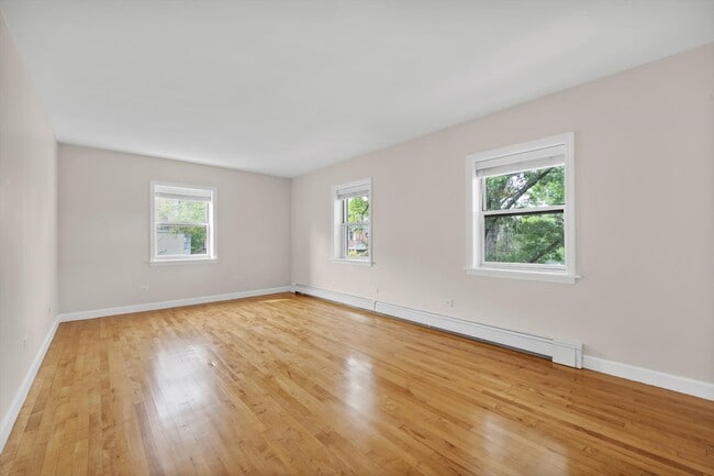 11012 64th Rd in Forest Hills, NY - Foto de edificio - Building Photo