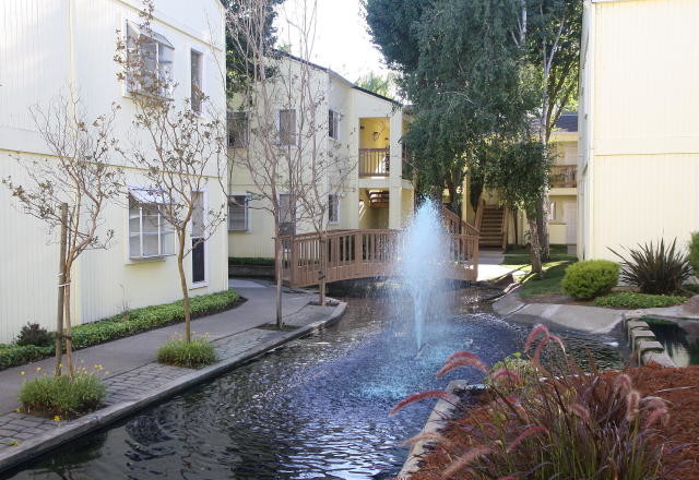 Round Hill Creek Apartments in Fairfield, CA - Foto de edificio