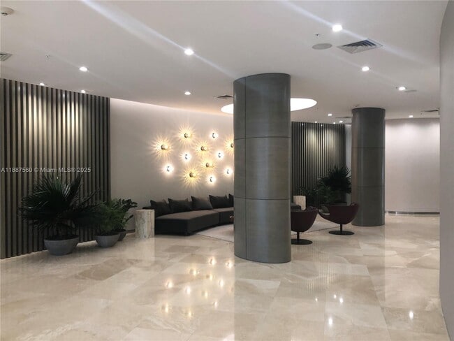 10275 Collins Ave in Bal Harbour, FL - Building Photo - Building Photo
