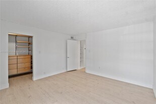 6886 N Kendall Dr in Pinecrest, FL - Building Photo