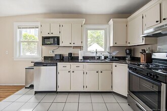 52 Dora St in Stamford, CT - Building Photo - Building Photo
