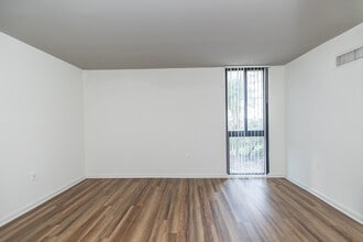 Whitestone at Landmark in Alexandria, VA - Foto de edificio - Interior Photo
