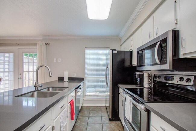 5807 Beverly Hill St in Houston, TX - Building Photo - Building Photo