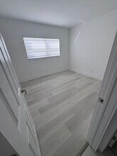 5050 Bayview Dr, Unit 6 in Fort Lauderdale, FL - Foto de edificio - Building Photo